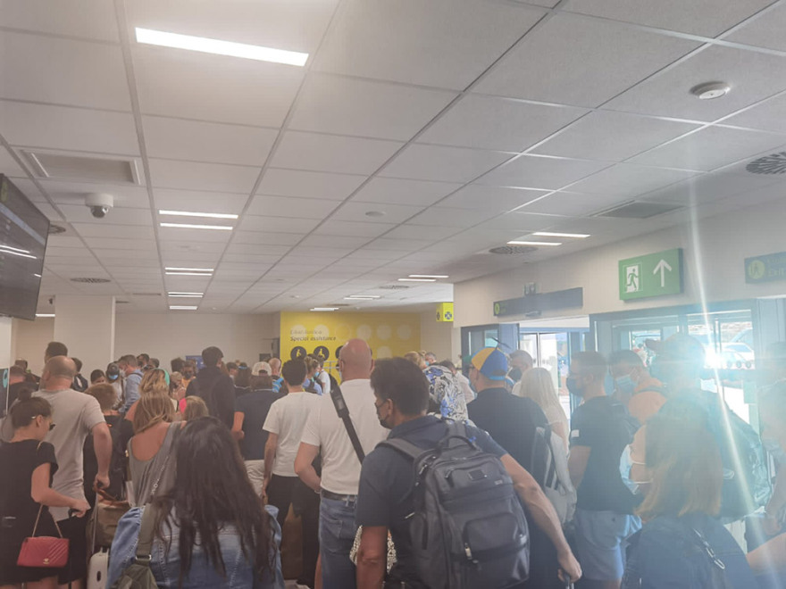 Χαμός στο «Ελ. Βενιζέλος»: Μία ώρα να παραδώσεις βαλίτσα - Καθυστερήσεις στις πτήσεις