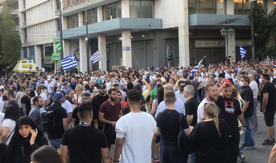 Μολότοφ και επεισόδια στη συγκέντρωση αντιεμβολιαστών έξω από τη Βουλή - Δείτε βίντεο