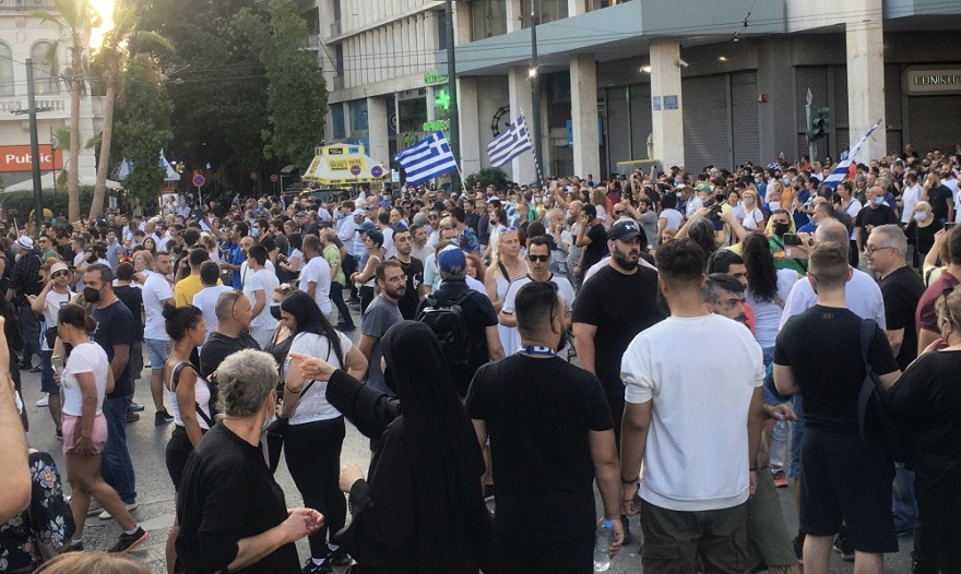 Μολότοφ και επεισόδια στη συγκέντρωση αντιεμβολιαστών έξω από τη Βουλή - Δείτε βίντεο