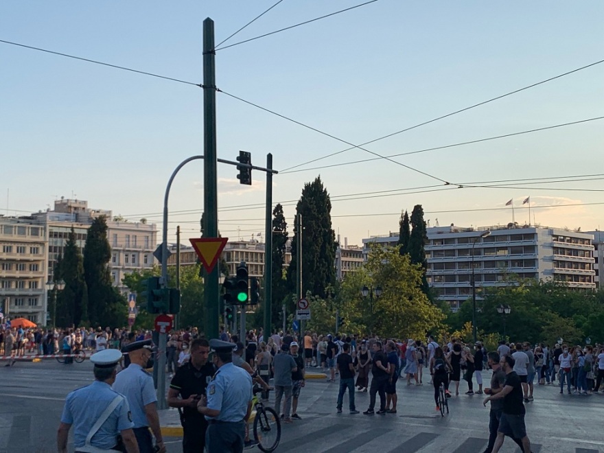 Μολότοφ και επεισόδια στη συγκέντρωση αντιεμβολιαστών έξω από τη Βουλή - Δείτε βίντεο