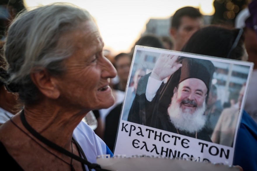 Μολότοφ και επεισόδια στη συγκέντρωση αντιεμβολιαστών έξω από τη Βουλή - Δείτε βίντεο