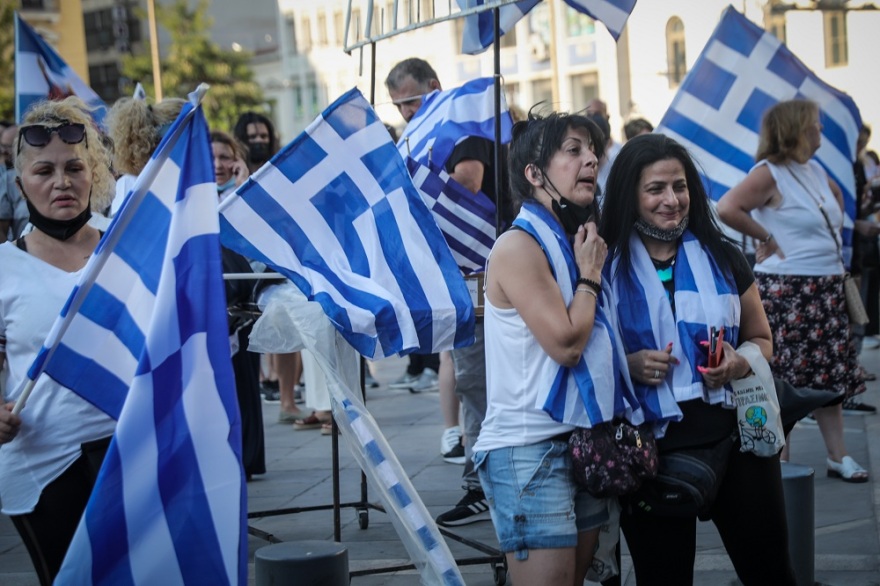 Μολότοφ και επεισόδια στη συγκέντρωση αντιεμβολιαστών έξω από τη Βουλή - Δείτε βίντεο