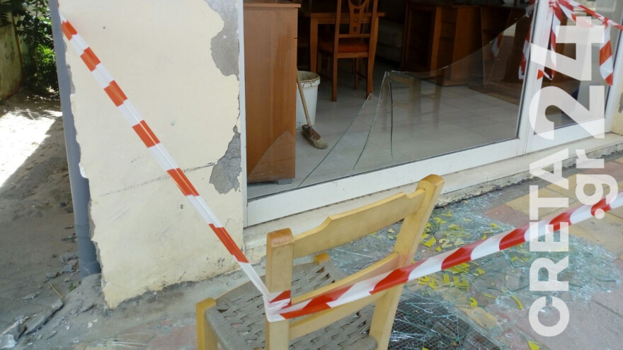 Σεισμός στο Ηράκλειο: Σπασμένες τζαμαρίες και ρωγμές στους τοίχους άφησε πίσω της η δόνηση των 4,8 Ρίχτερ