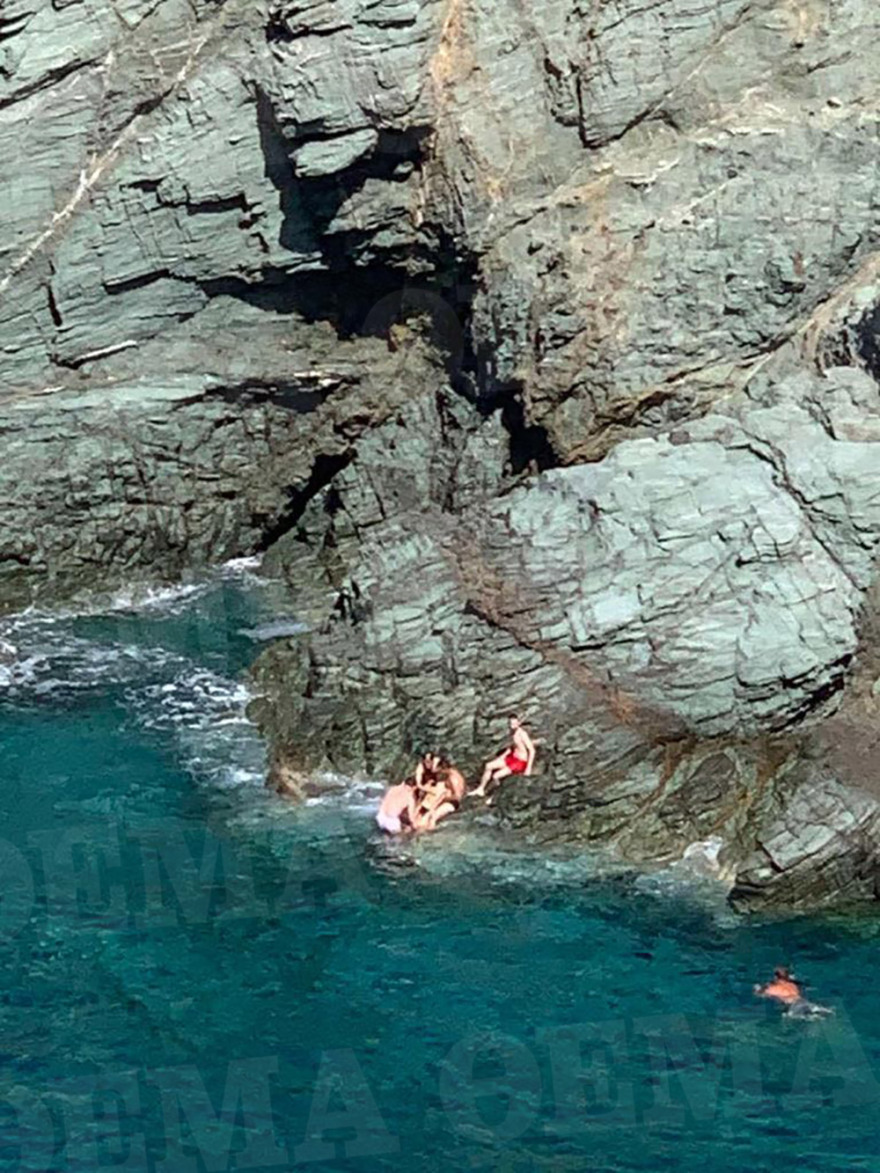 Έγκλημα στη Φολέγανδρο: Η δραματική στιγμή που οι διασώστες βρίσκουν το άψυχο σώμα της Γαρυφαλλιάς - Δείτε βίντεο