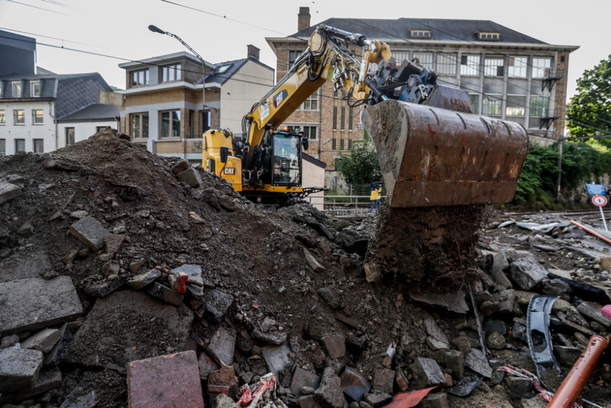 Πλημμύρες στο Βέλγιο: Χείμαρροι οι δρόμοι, παρασύρθηκαν αυτοκίνητα και πεζοδρόμια