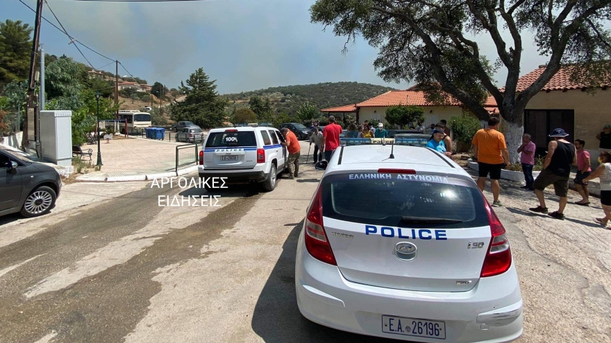 Συνεχίζεται η μάχη με τη φωτιά στο Αραχναίο Αργολίδας - Δείτε βίντεο και φωτογραφίες