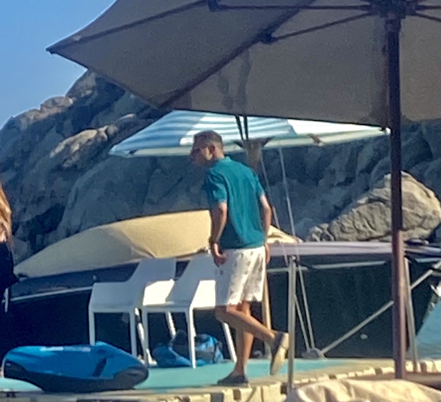 Μύκονος: Τα θηριώδη τζιπ από το Ντουμπάι, τα γκράφιτι στην Ψαρού και ο Μιχαήλ - Φωτογραφίες