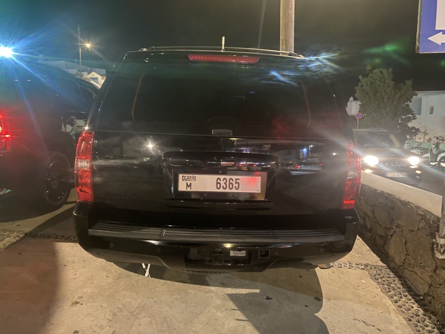 Μύκονος: Τα θηριώδη τζιπ από το Ντουμπάι, τα γκράφιτι στην Ψαρού και ο Μιχαήλ - Φωτογραφίες