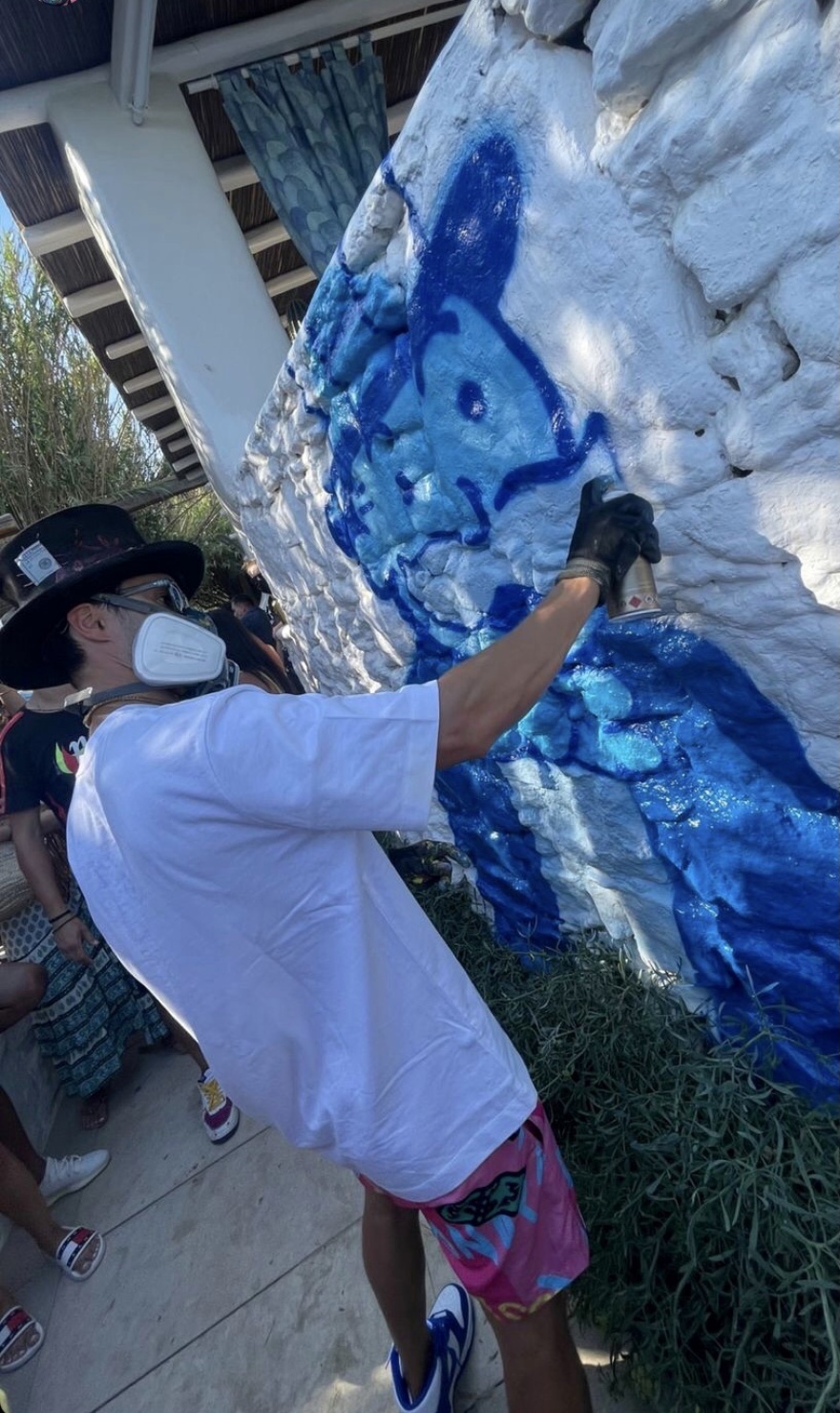 Μύκονος: Τα θηριώδη τζιπ από το Ντουμπάι, τα γκράφιτι στην Ψαρού και ο Μιχαήλ - Φωτογραφίες