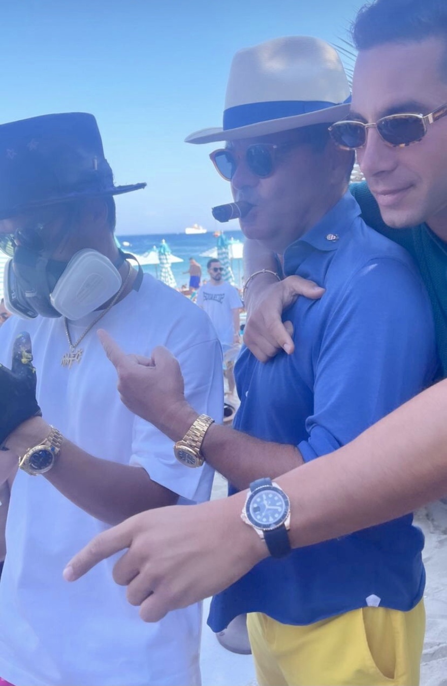 Μύκονος: Τα θηριώδη τζιπ από το Ντουμπάι, τα γκράφιτι στην Ψαρού και ο Μιχαήλ - Φωτογραφίες