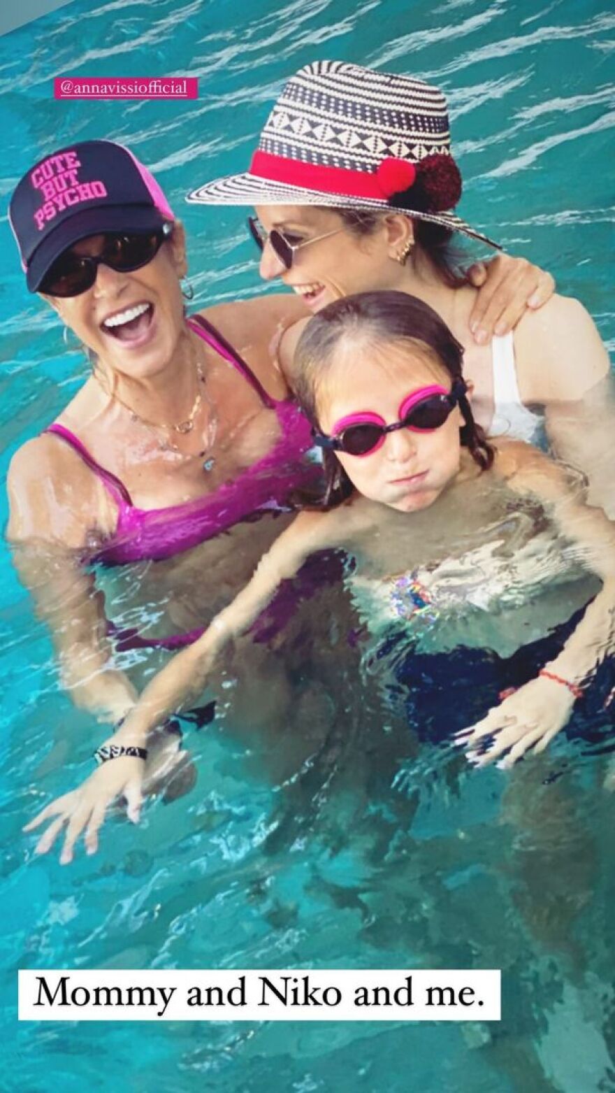 Άννα Βίσση: Ποζάρει με μπικίνι δίπλα στην κόρη της, Σοφία Καρβέλα και τον εγγονό της - Δείτε φωτογραφία