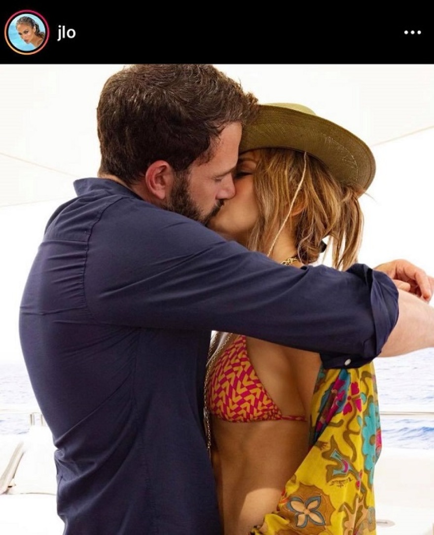 Τζένιφερ Λόπεζ - Μπεν Άφλεκ: Δεν κρύβονται πια - Το «καυτό» φιλί στο Instagram της Λατίνας σταρ