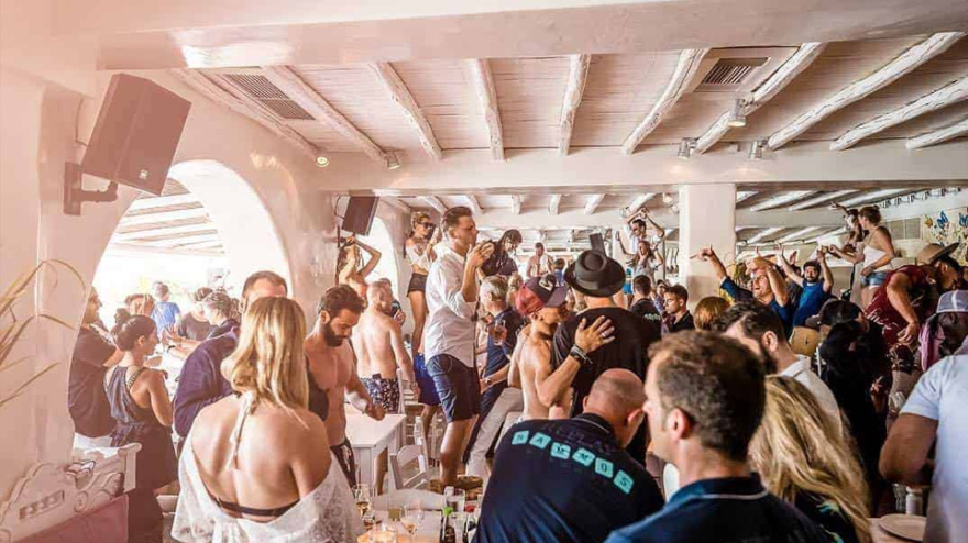 Κορωνοϊός: Αντίστροφη μέτρηση για τον Δεκαπενταύγουστο με «τοπικές παρεμβάσεις» και νέα μέτρα