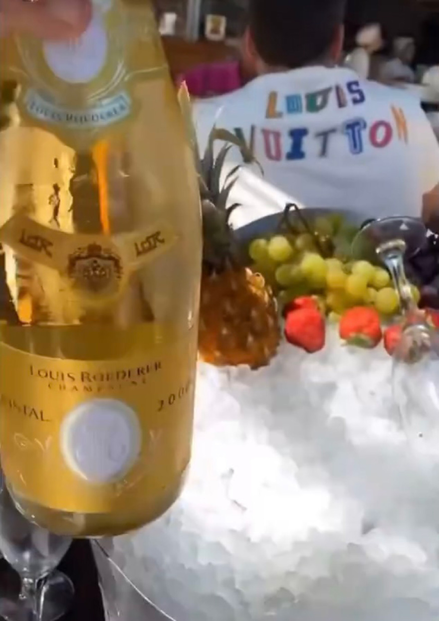 Μύκονος: Παρτάρει από το πρωί το νησί για να γιορτάσει το τέλος των μέτρων - Δείτε βίντεο