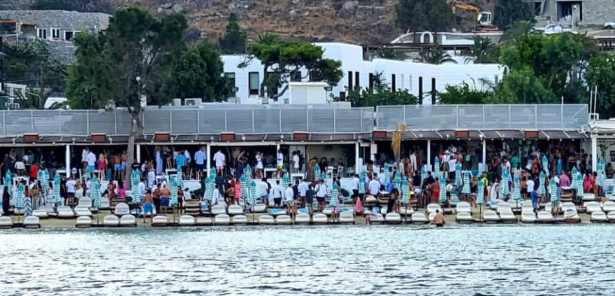 Μύκονος: Παρτάρει από το πρωί το νησί για να γιορτάσει το τέλος των μέτρων - Δείτε βίντεο