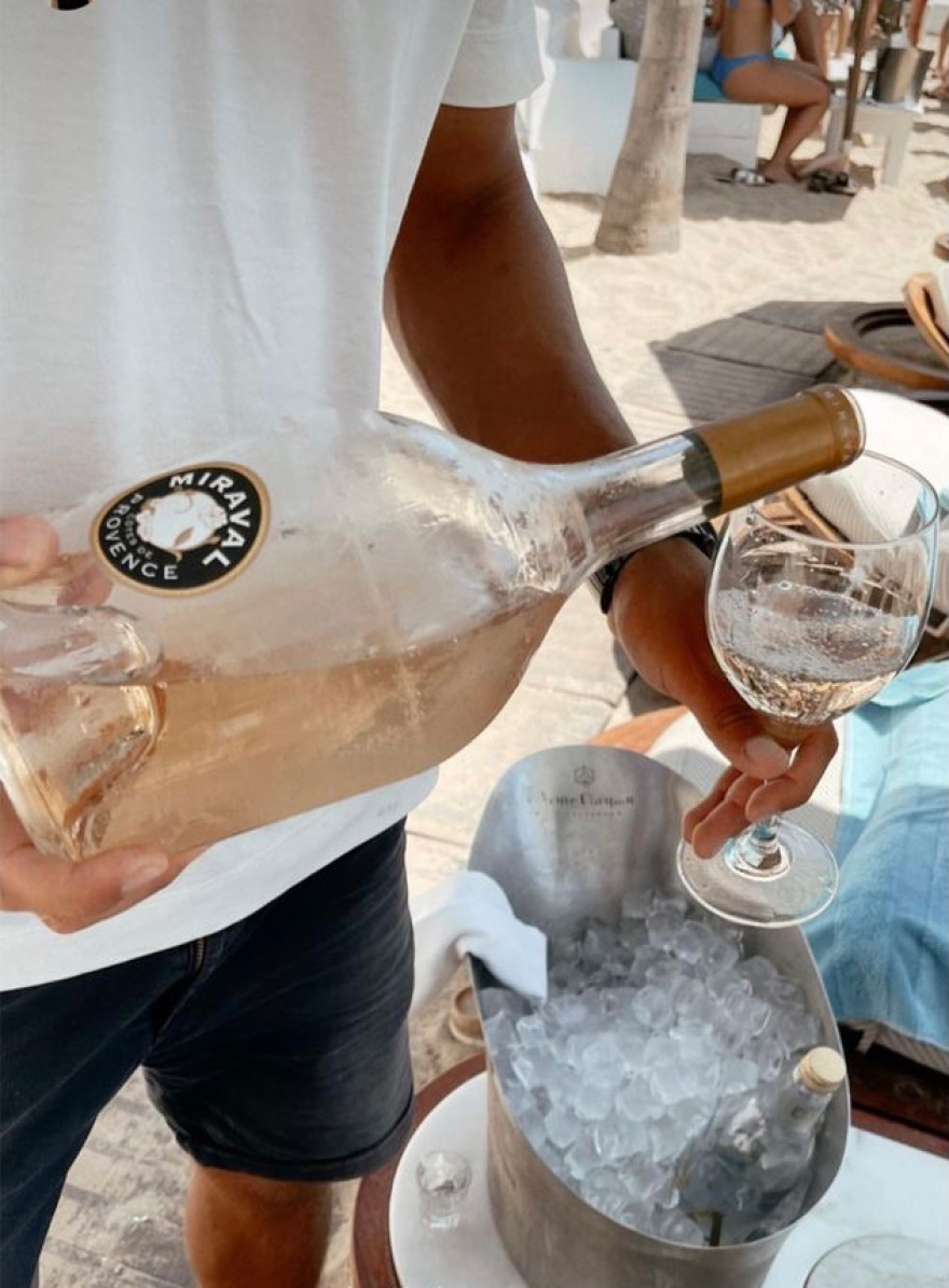 Μύκονος: Παρτάρει από το πρωί το νησί για να γιορτάσει το τέλος των μέτρων - Δείτε βίντεο