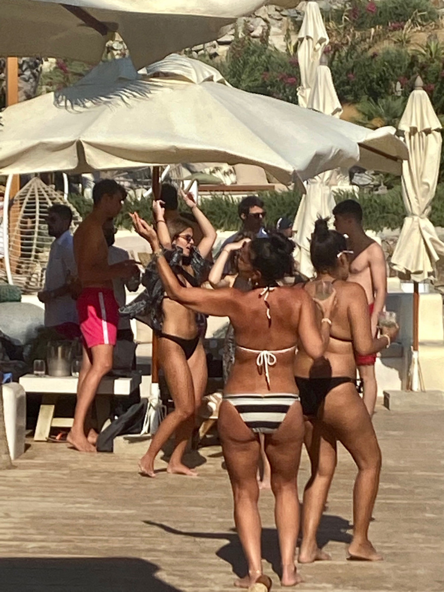 Μύκονος: Παρτάρει από το πρωί το νησί για να γιορτάσει το τέλος των μέτρων - Δείτε βίντεο