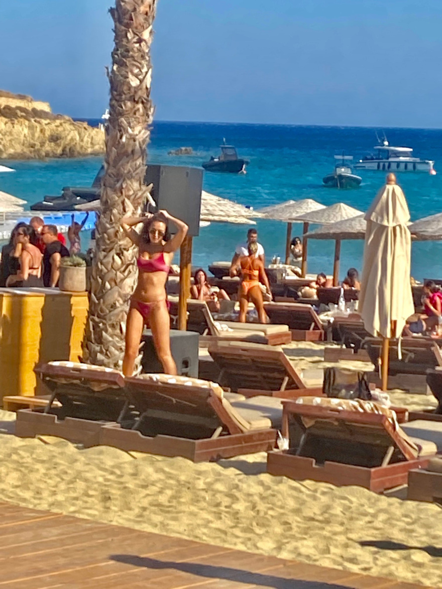 Μύκονος: Παρτάρει από το πρωί το νησί για να γιορτάσει το τέλος των μέτρων - Δείτε βίντεο