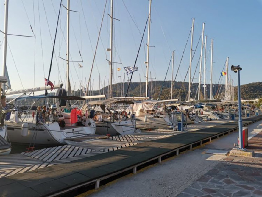 «Έμφραγμα» από σκάφη στο λιμάνι του Πόρου - Δείτε φωτογραφίες