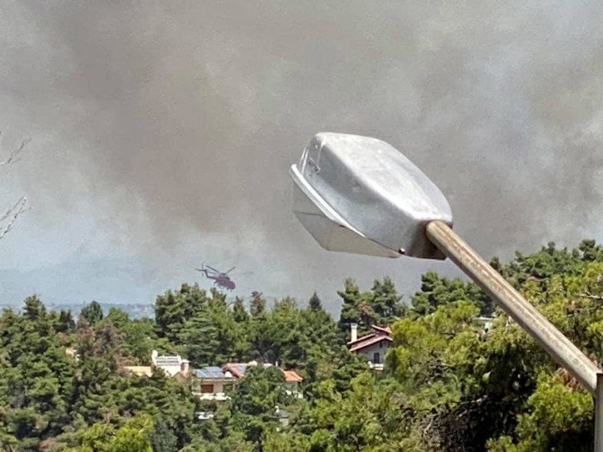 Φωτιά στη Σταμάτα: Είκοσι σπίτια καμένα ή με μεγάλες ζημιές 