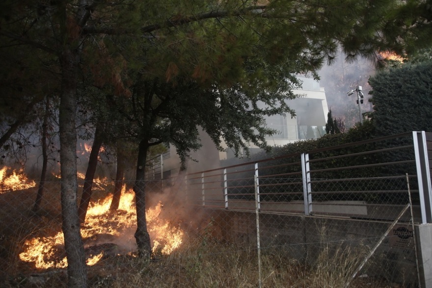 Βίντεο και φωτογραφίες από τη φωτιά στη Σταμάτα: Εικόνες καταστροφής - Κάηκαν σπίτια και αυτοκίνητα 