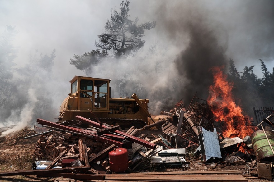 Βίντεο και φωτογραφίες από τη φωτιά στη Σταμάτα: Εικόνες καταστροφής - Κάηκαν σπίτια και αυτοκίνητα 