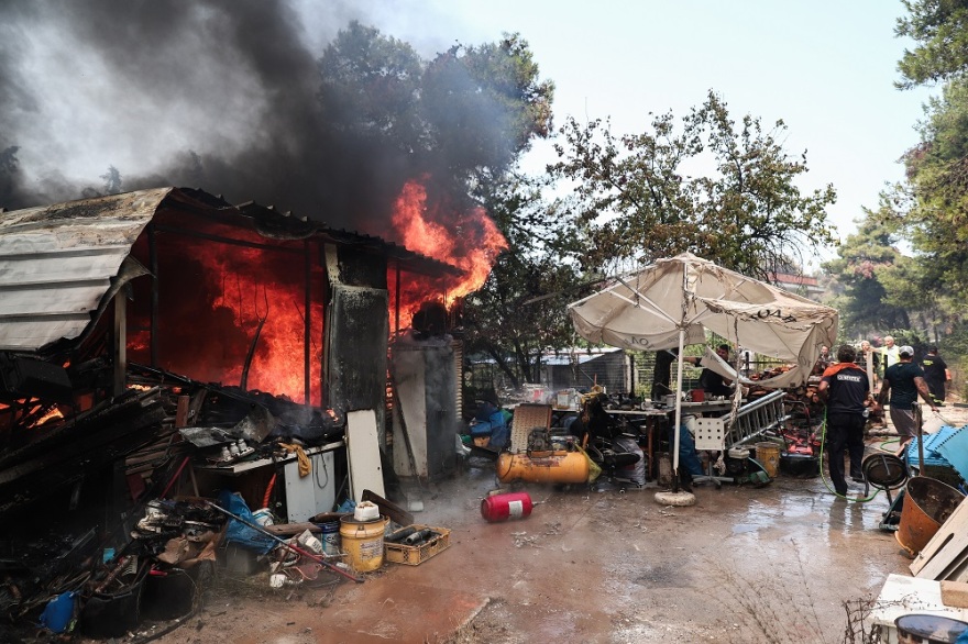 Βίντεο και φωτογραφίες από τη φωτιά στη Σταμάτα: Εικόνες καταστροφής - Κάηκαν σπίτια και αυτοκίνητα 