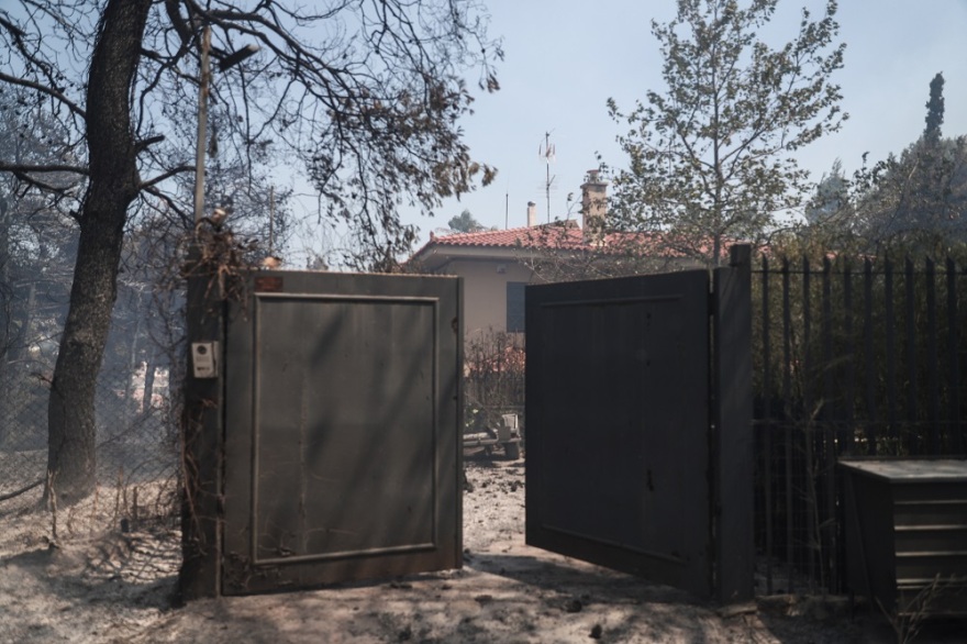 Βίντεο και φωτογραφίες από τη φωτιά στη Σταμάτα: Εικόνες καταστροφής - Κάηκαν σπίτια και αυτοκίνητα 