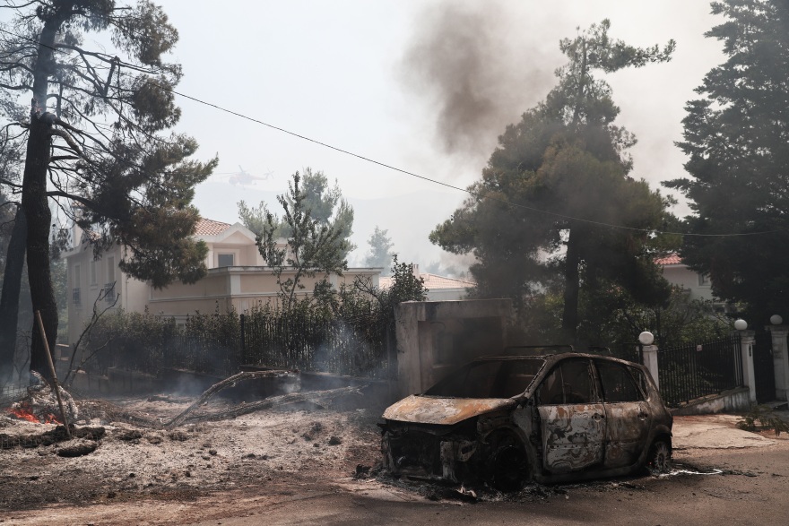 Βίντεο και φωτογραφίες από τη φωτιά στη Σταμάτα: Εικόνες καταστροφής - Κάηκαν σπίτια και αυτοκίνητα 