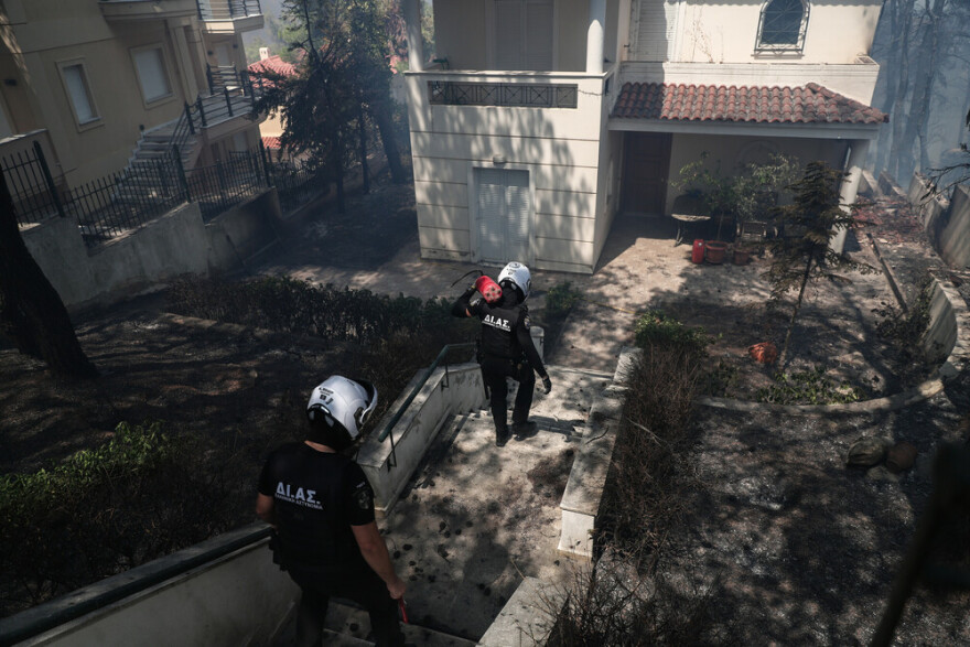 Βίντεο και φωτογραφίες από τη φωτιά στη Σταμάτα: Εικόνες καταστροφής - Κάηκαν σπίτια και αυτοκίνητα 