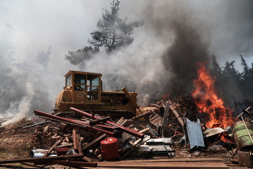 Φωτιά στη Σταμάτα: Είκοσι σπίτια καμένα ή με μεγάλες ζημιές 