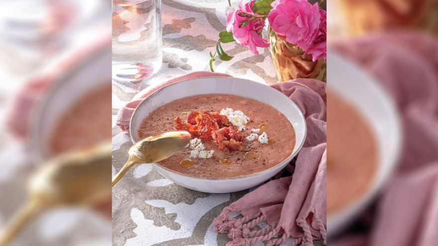 Συνταγή: Γκασπάτσο πεπονιού με ανθότυρο και προσούτο