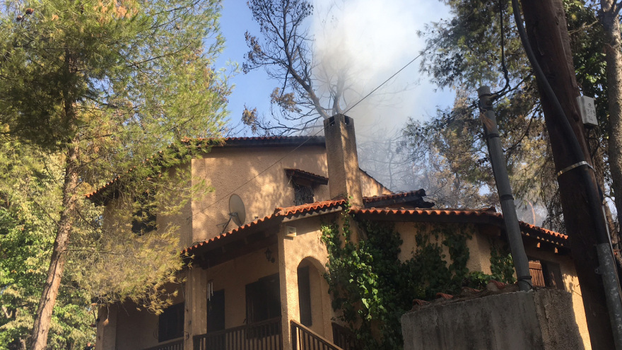 Φωτιά στη Σταμάτα: Είκοσι σπίτια καμένα ή με μεγάλες ζημιές 