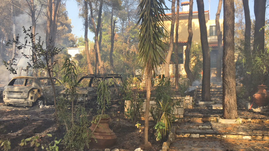 Φωτιά στη Σταμάτα: Είκοσι σπίτια καμένα ή με μεγάλες ζημιές 