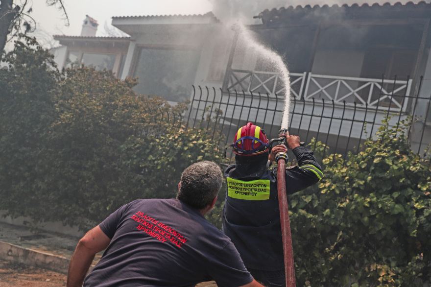 Στις φλόγες σπίτια και αυτοκίνητα σε Ροδόπολη και Διόνυσο -  Μάχη με τις αναζωπυρώσεις 