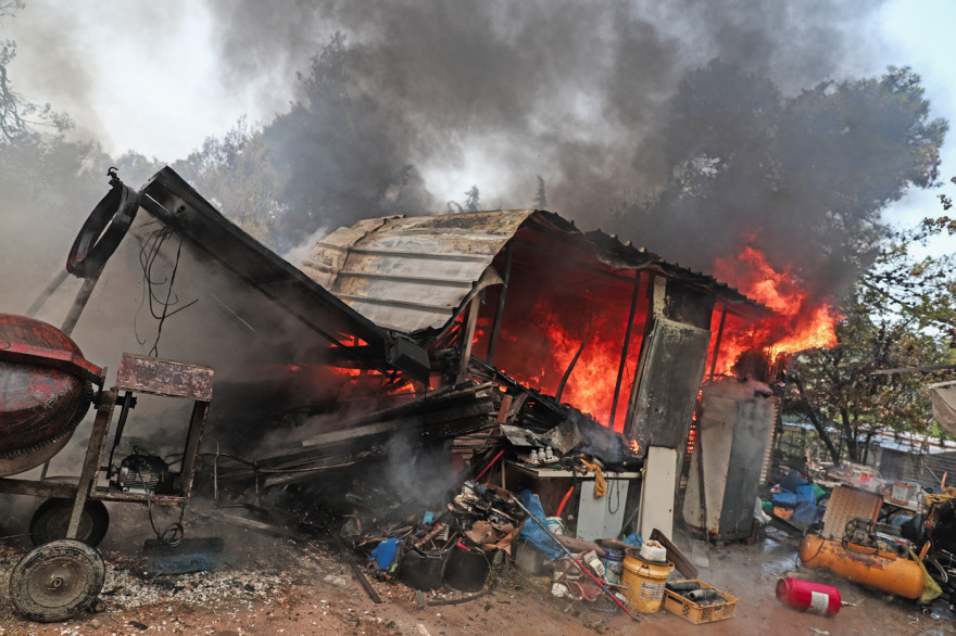 Στις φλόγες σπίτια και αυτοκίνητα σε Ροδόπολη και Διόνυσο -  Μάχη με τις αναζωπυρώσεις 