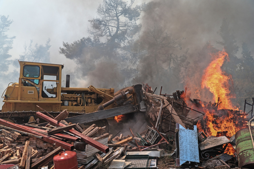 Στις φλόγες σπίτια και αυτοκίνητα σε Ροδόπολη και Διόνυσο -  Μάχη με τις αναζωπυρώσεις 