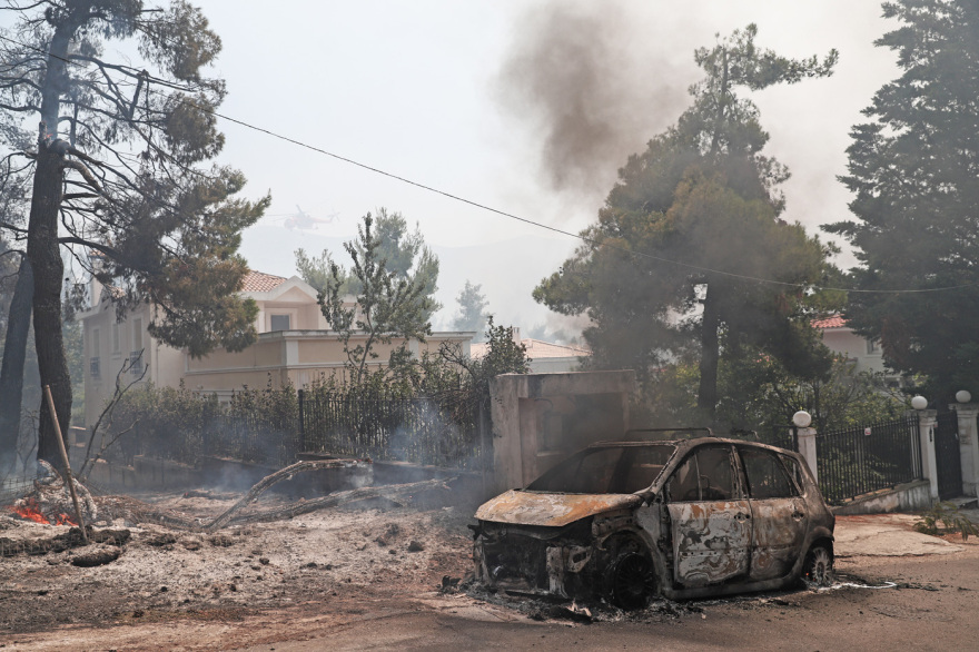 Στις φλόγες σπίτια και αυτοκίνητα σε Ροδόπολη και Διόνυσο -  Μάχη με τις αναζωπυρώσεις 