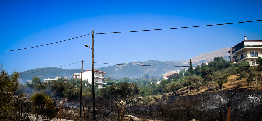 Μεγάλη φωτιά στην Πάτρα: Με εγκαύματα πολίτης - Στη Δροσιά το πύρινο μέτωπο - Κάηκαν σπίτια στο Άνω Σούλι