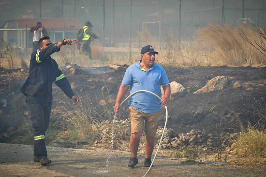 Μεγάλη φωτιά στην Πάτρα: Με εγκαύματα πολίτης - Στη Δροσιά το πύρινο μέτωπο - Κάηκαν σπίτια στο Άνω Σούλι