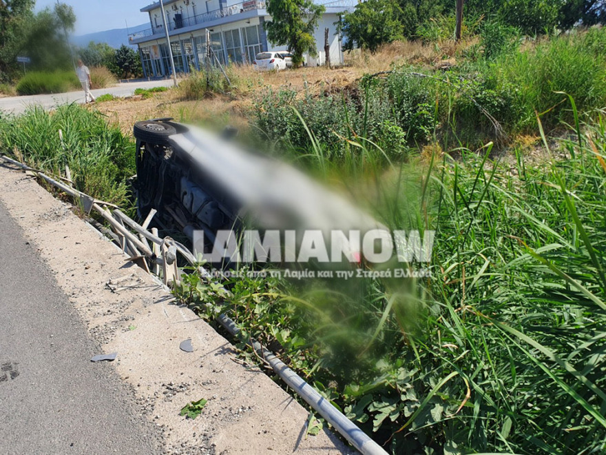 Απίστευτο τροχαίο στη Λαμία: Έπεσε με βανάκι σε σούδα αλλά δεν έπαθε τίποτα