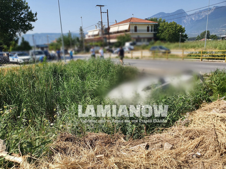 Απίστευτο τροχαίο στη Λαμία: Έπεσε με βανάκι σε σούδα αλλά δεν έπαθε τίποτα