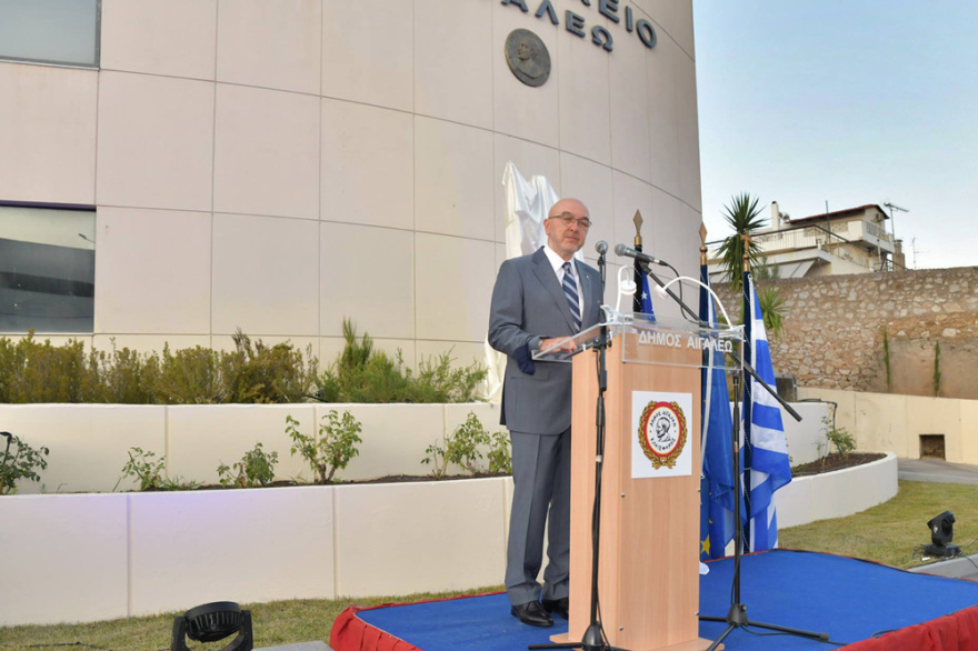 Με ξεχωριστή λαμπρότητα τα αποκαλυπτήρια ανδριάντα του Κλεισθένη στο δημαρχείο Αιγάλεω