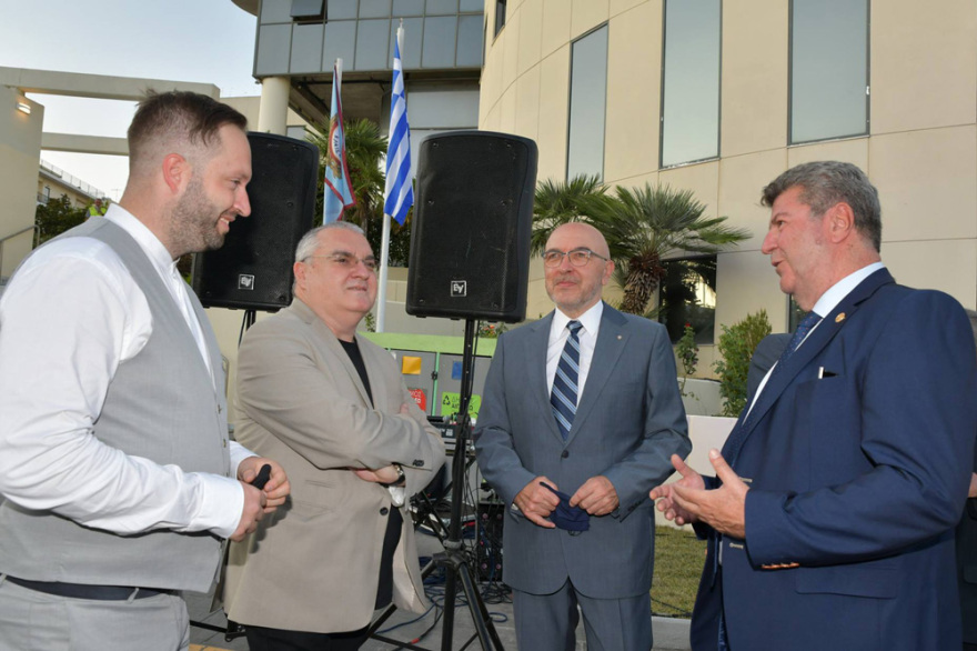 Με ξεχωριστή λαμπρότητα τα αποκαλυπτήρια ανδριάντα του Κλεισθένη στο δημαρχείο Αιγάλεω