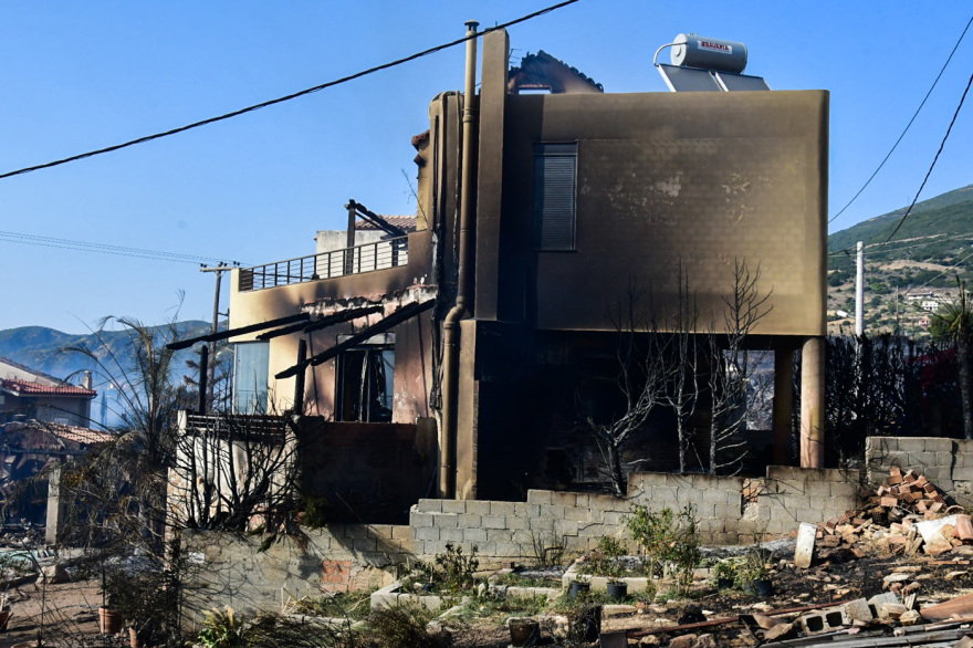 Μεγάλη φωτιά στην Πάτρα: Με εγκαύματα πολίτης - Στη Δροσιά το πύρινο μέτωπο - Κάηκαν σπίτια στο Άνω Σούλι