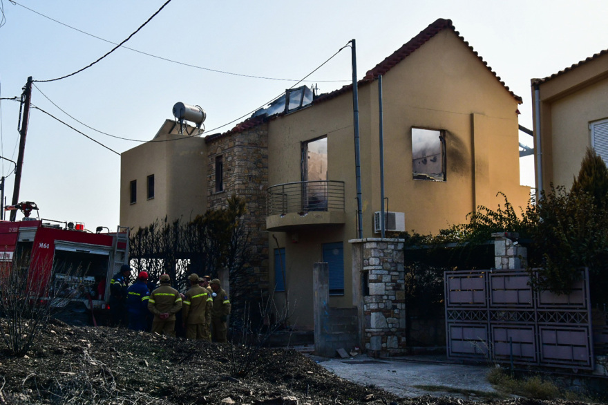 Μεγάλη φωτιά στην Πάτρα: Με εγκαύματα πολίτης - Στη Δροσιά το πύρινο μέτωπο - Κάηκαν σπίτια στο Άνω Σούλι