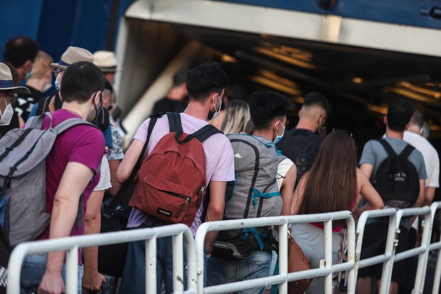 «Βούλιαξε» ο Πειραιάς από τους αδειούχους: Το αδιαχώρητο στο λιμάνι για το ταξίδι προς τα νησιά