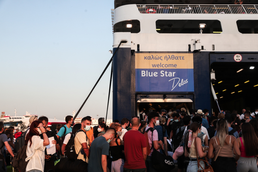 «Βούλιαξε» ο Πειραιάς από τους αδειούχους: Το αδιαχώρητο στο λιμάνι για το ταξίδι προς τα νησιά