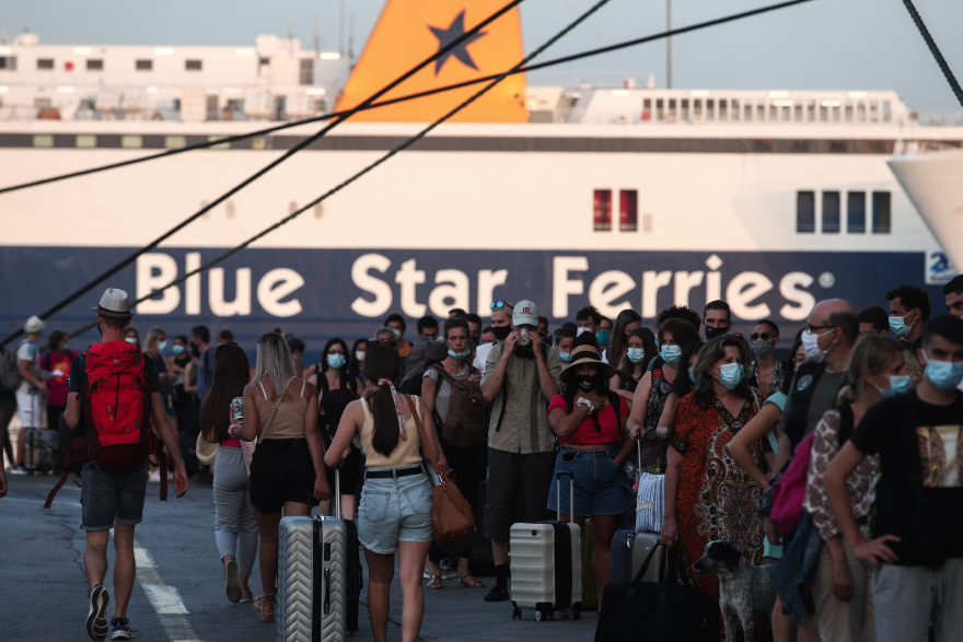 «Βούλιαξε» ο Πειραιάς από τους αδειούχους: Το αδιαχώρητο στο λιμάνι για το ταξίδι προς τα νησιά