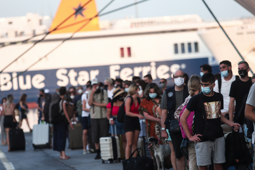 «Βούλιαξε» ο Πειραιάς από τους αδειούχους: Το αδιαχώρητο στο λιμάνι για το ταξίδι προς τα νησιά